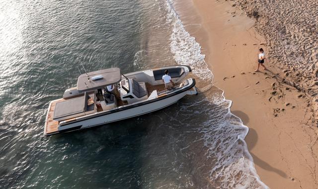 byd linx 30 superyacht tender at sea