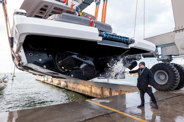 EXTRA X99 Fast yacht launching