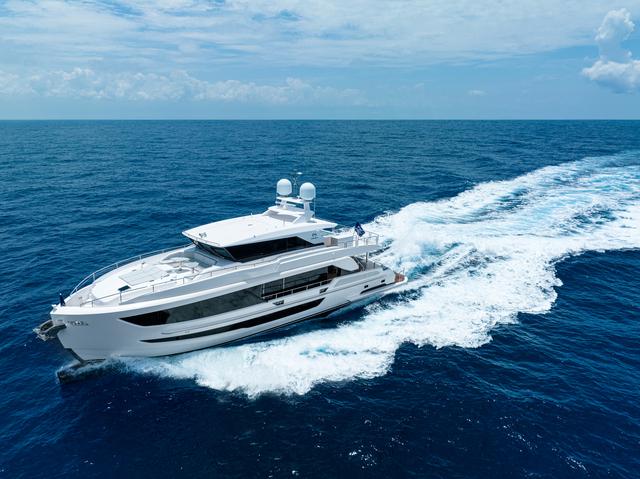 horizon yachts fd90 running at sea